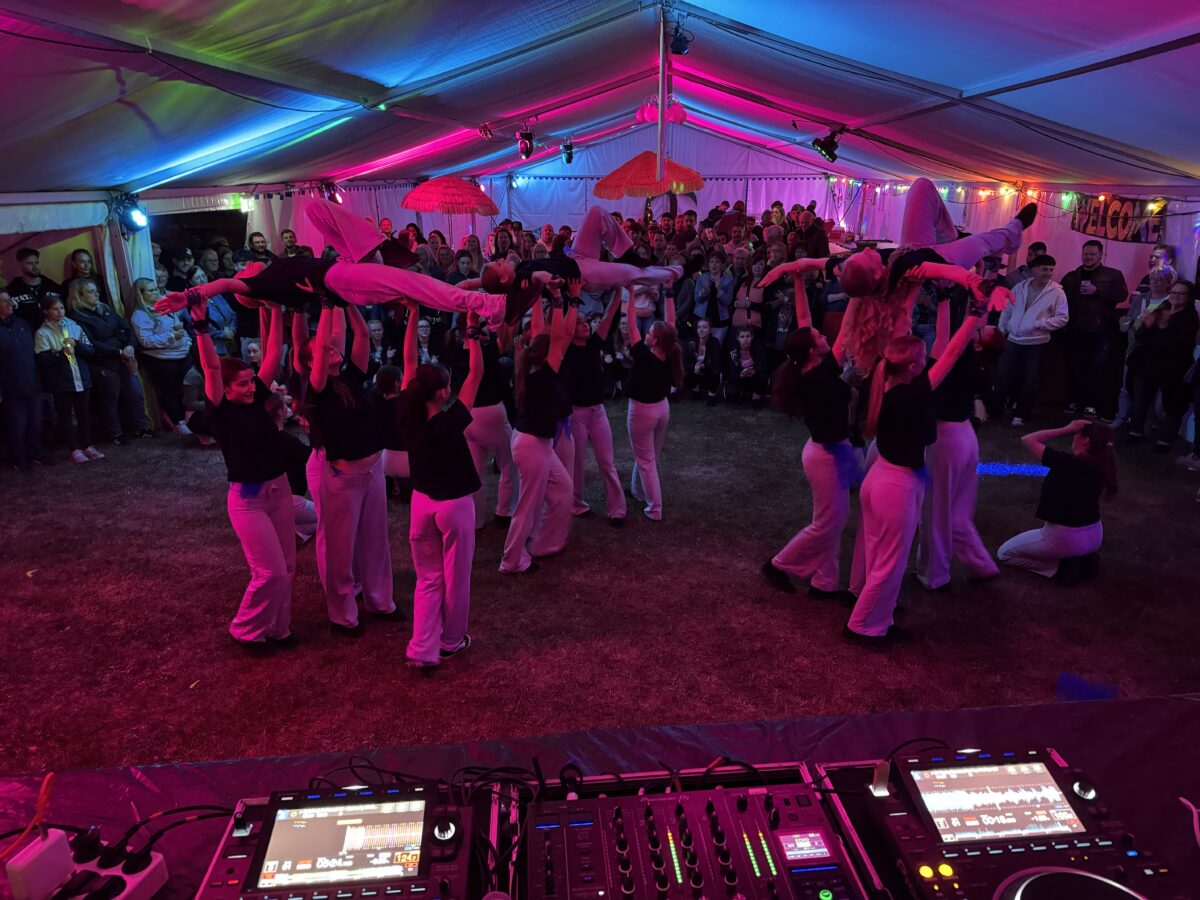 Showtanzgruppen begeistern bei Retro Neon Night in Dießfurt