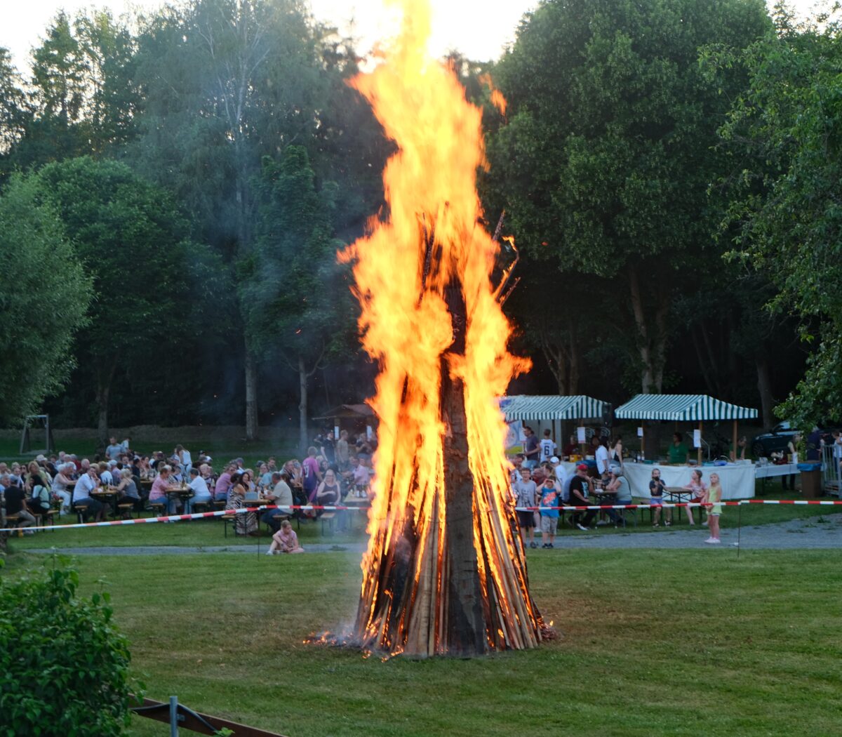 Sonnwendfeier vereint Brauchtum und Gemeinschaft in Floß