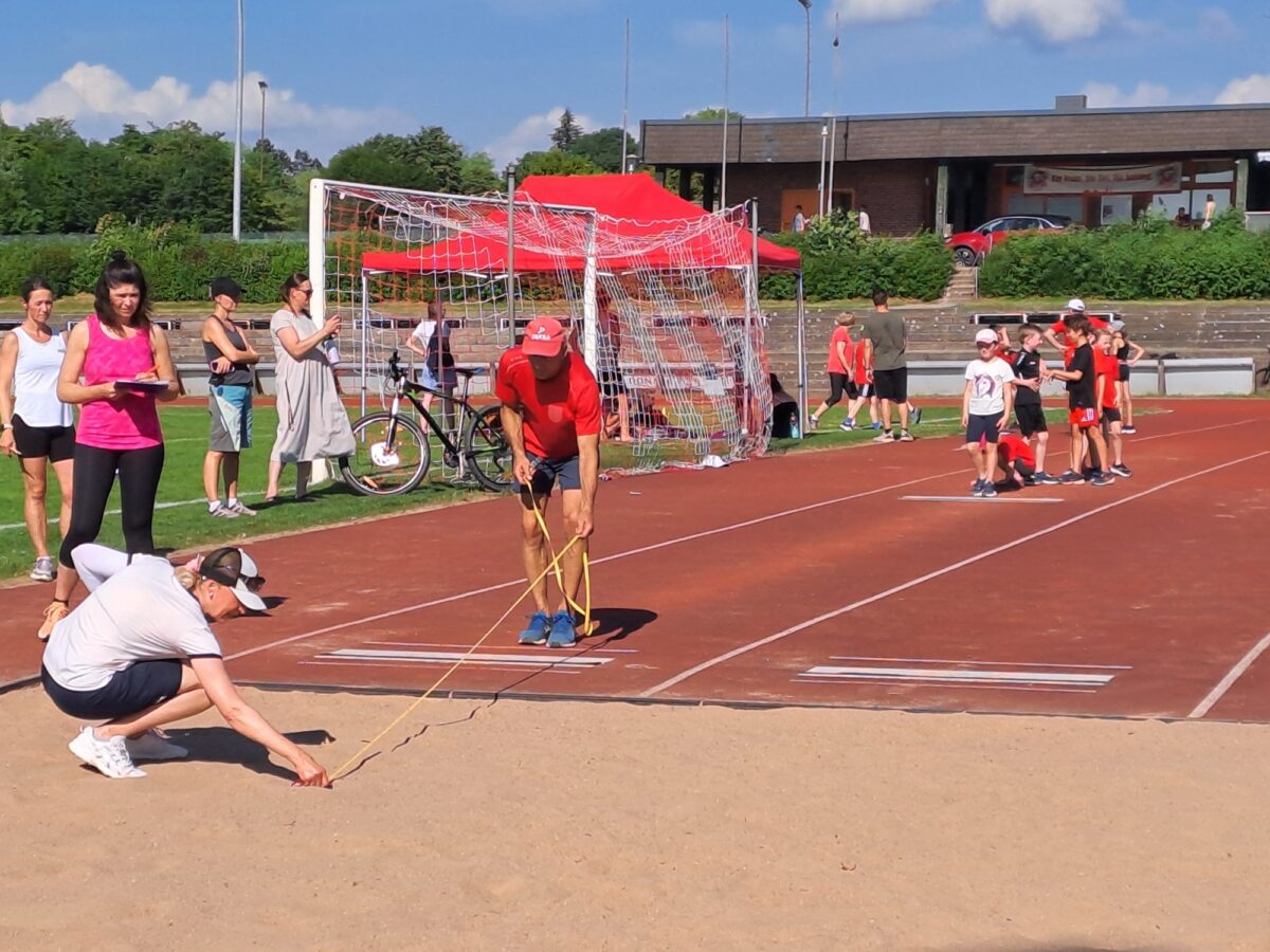 Sportabzeichentag trotzt der Hitze – Rund 70 Teilnehmer im Sportzentrum Vohenstrauß