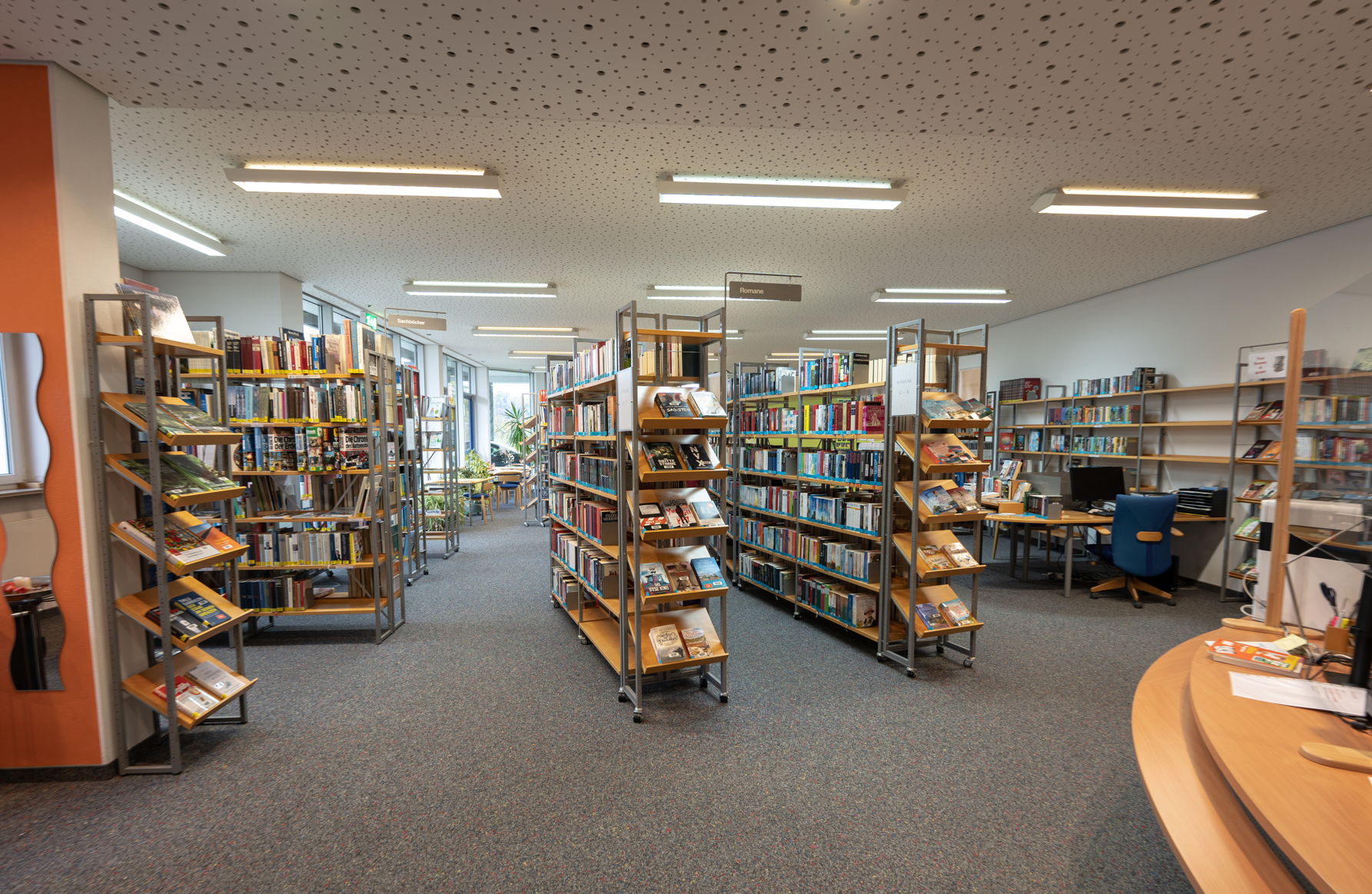 Großer Bücherflohmarkt in der Stadtbibliothek lädt zum Stöbern und Entdecken ein