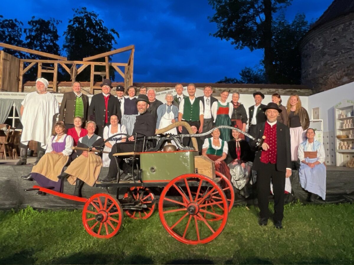 Stadtbühne spielt Geisterbräu in Vohenstrauß mit Feuerwehrspritze von 1872