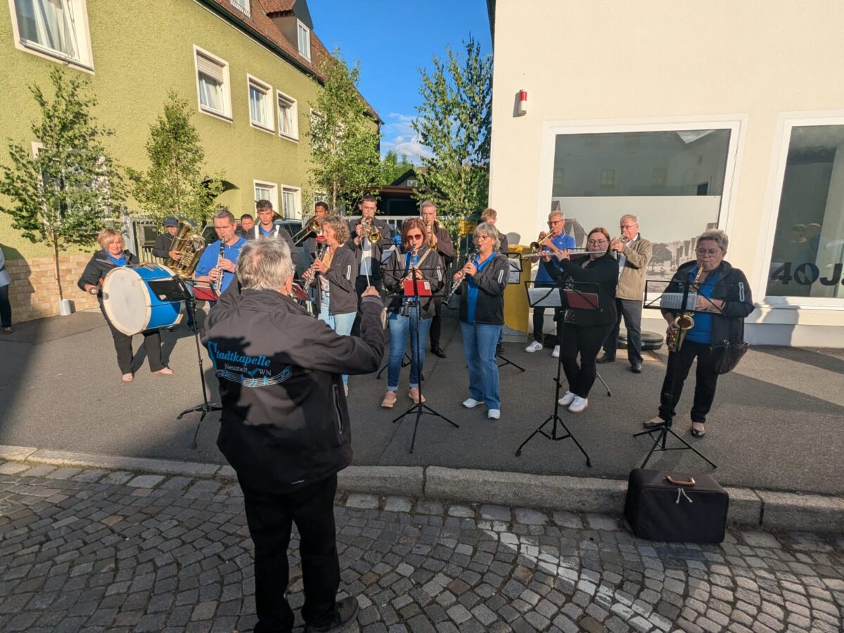 Standkonzerte markieren Fronleichnamsauftakt in Neustadt