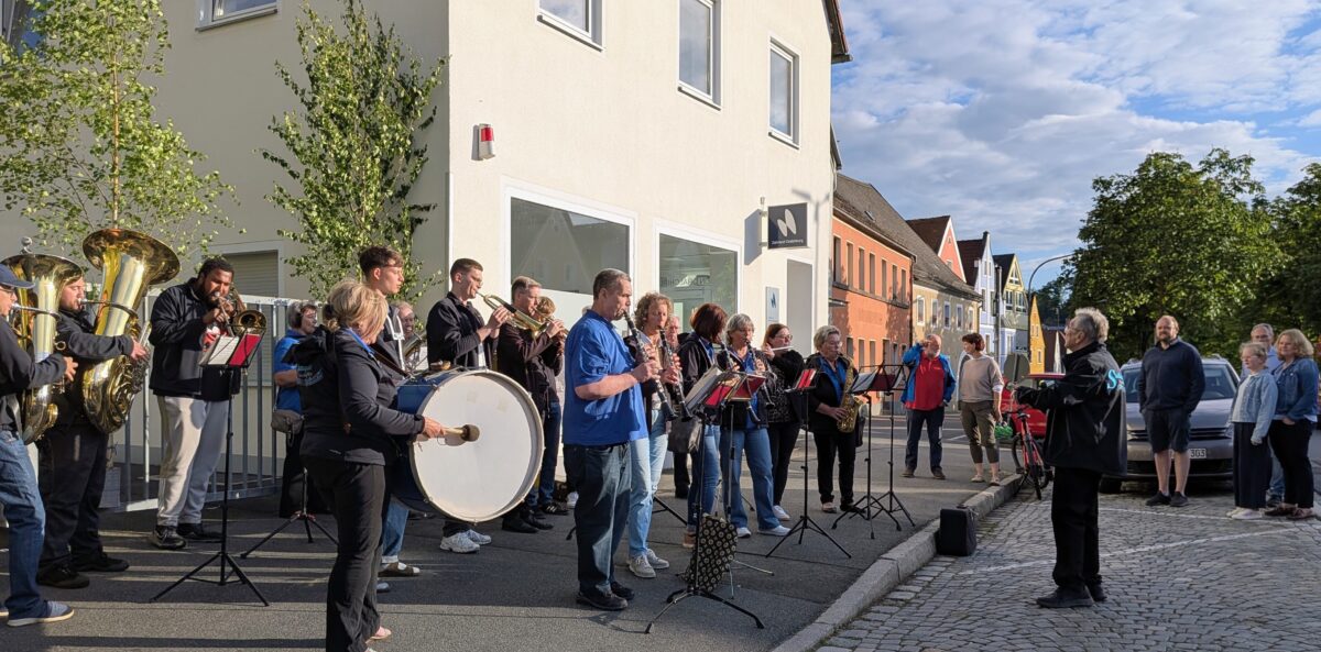 Standkonzerte vor Fronleichnam begeistern Neustadt