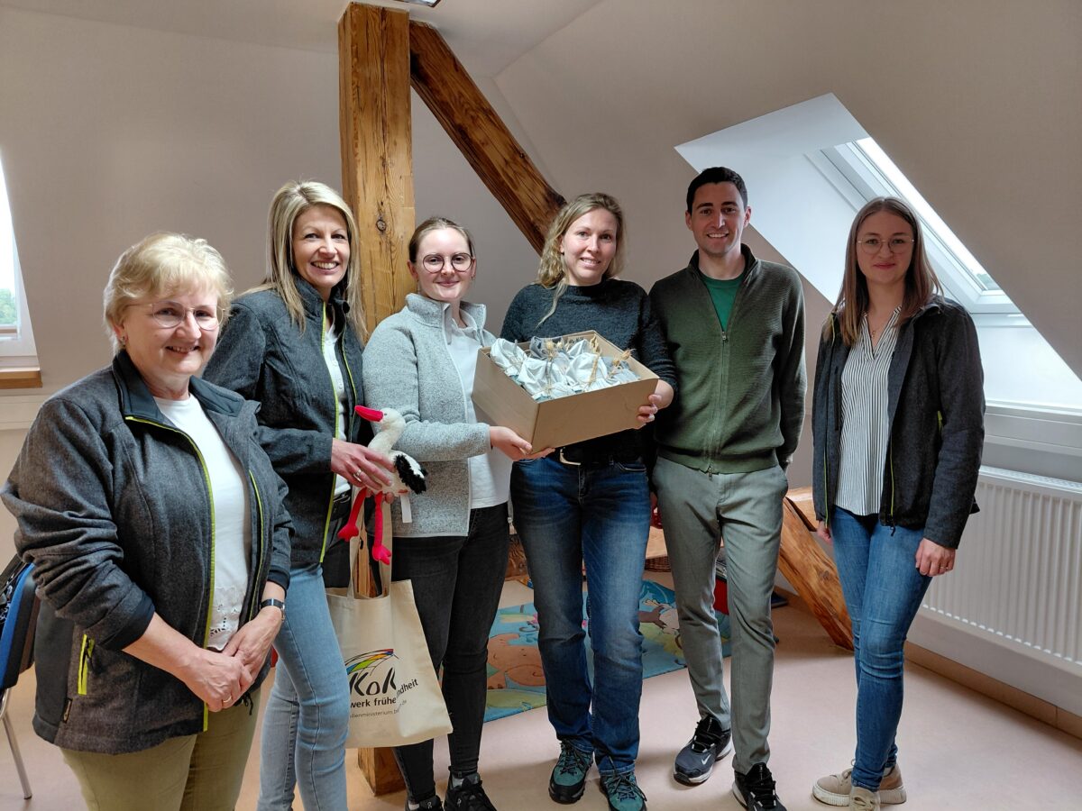 Studierende nähen 30 Babymützchen für KoKi in Neustadt