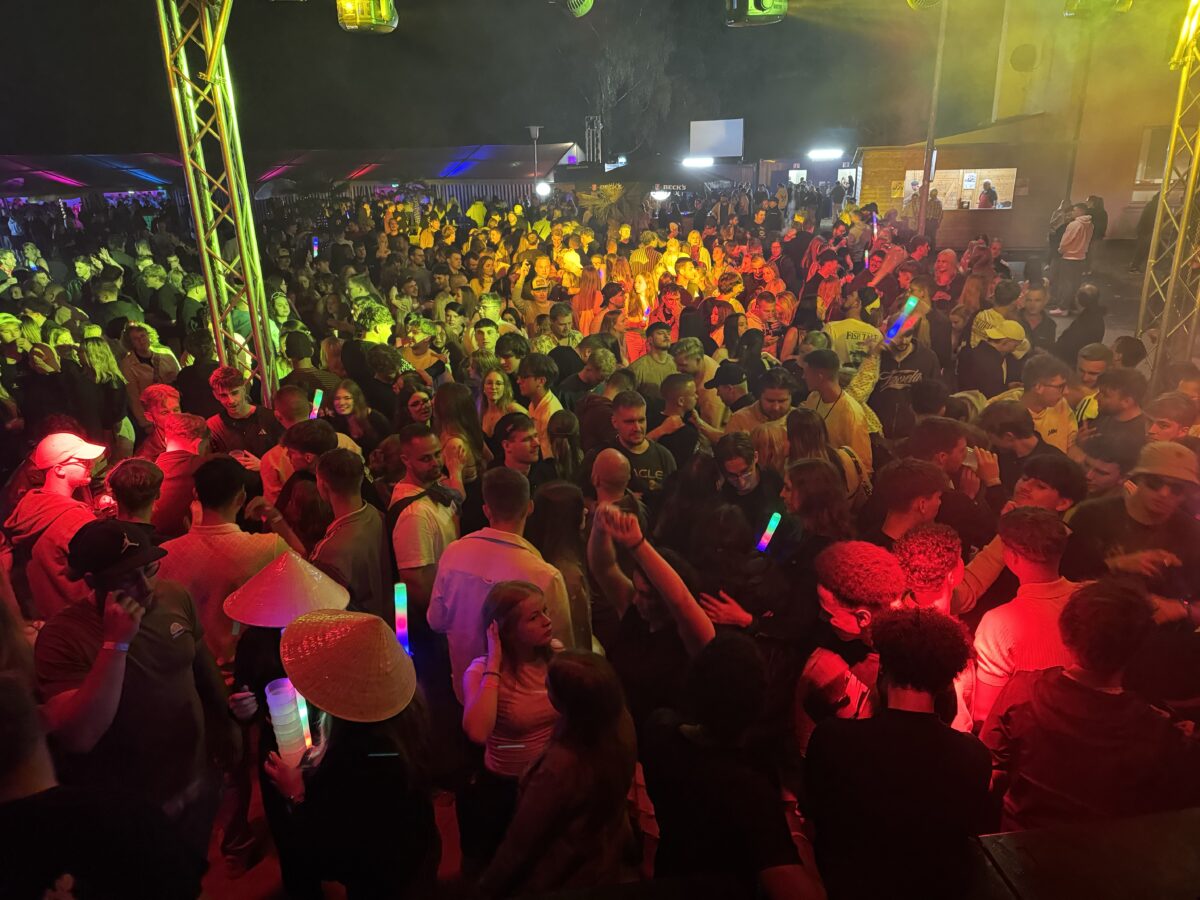 Volle Tanzfläche bei 15. Beach-Party in Dießfurt