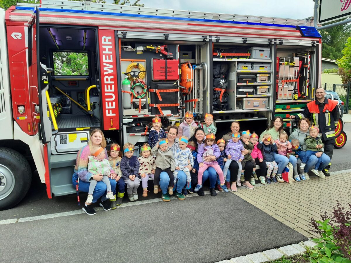Wirbelwind-Kinderkrippe trainiert Brandschutz mit Feuerwehr in Plößberg