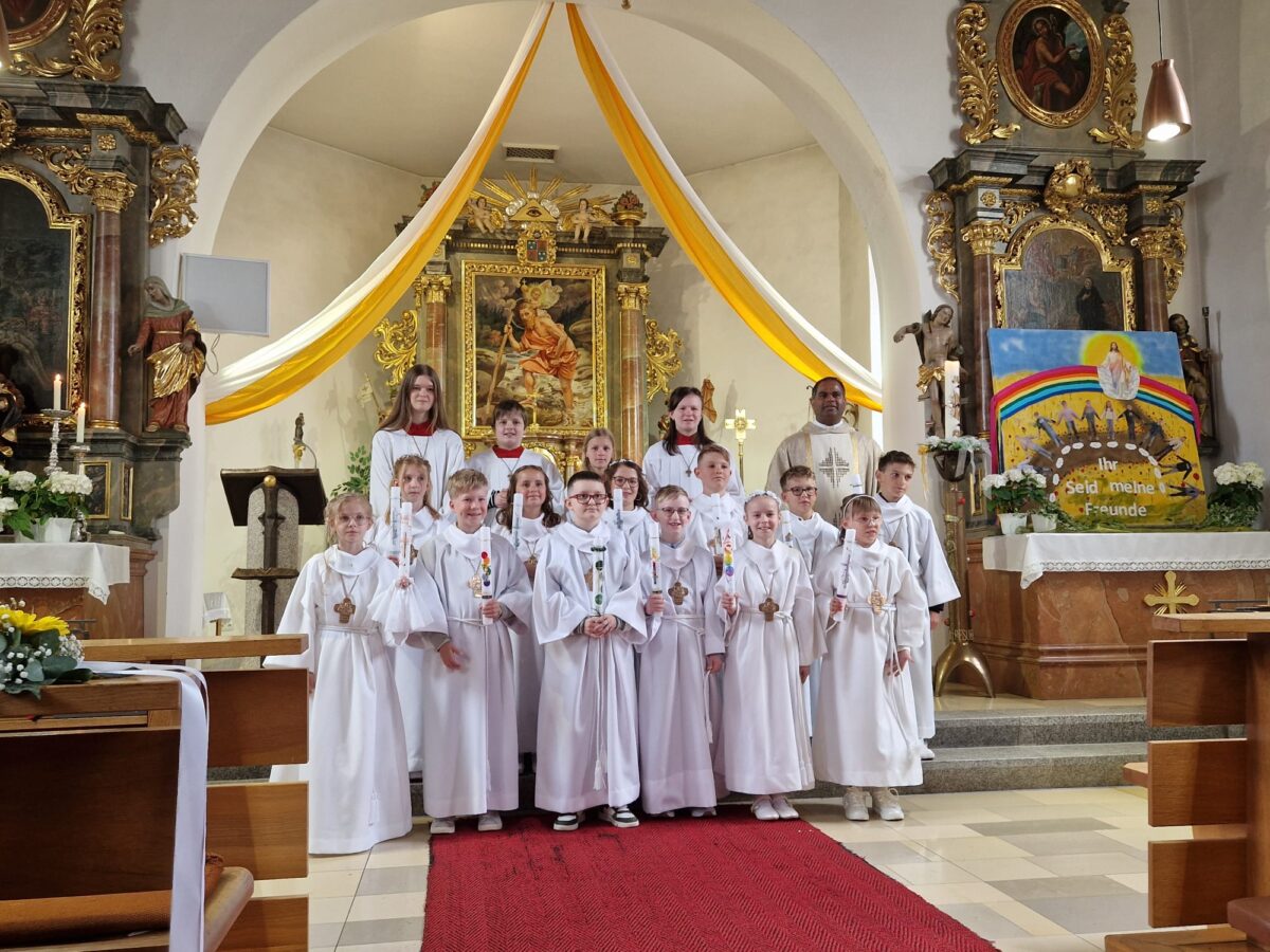 Zwölf Kinder feiern Erstkommunion in Neukirchen