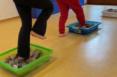 Gesundheitsdetektive stärken Kinderfüße im Kinderhaus Kunterbunt, Grafenwöhr