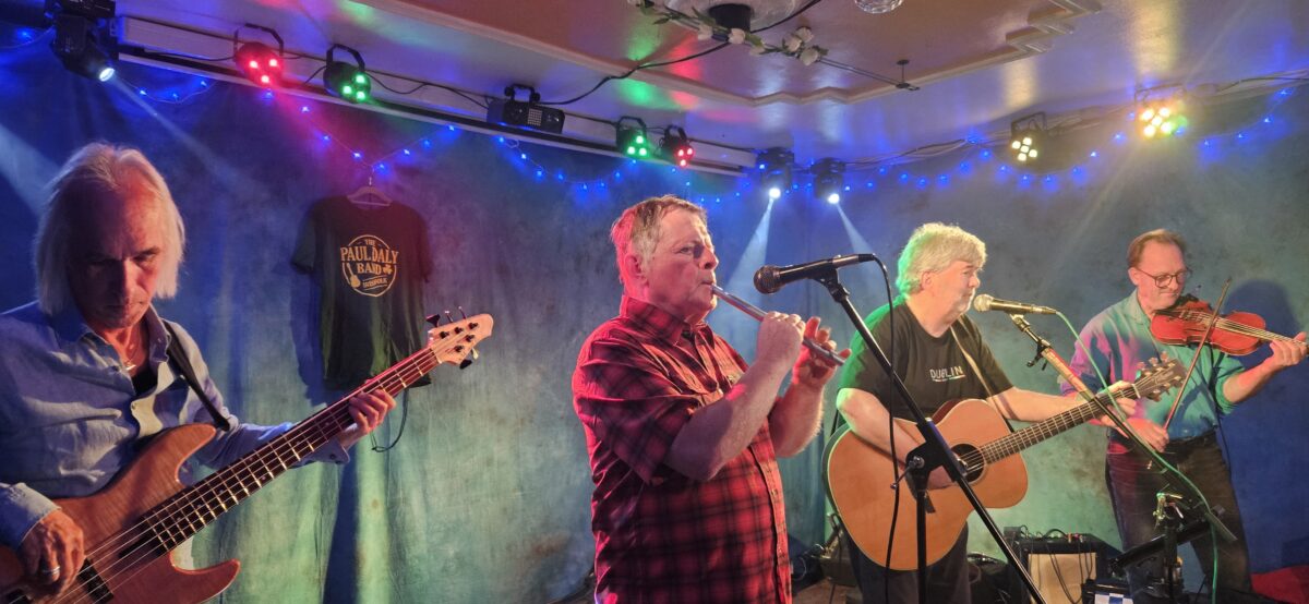 Irish Folk auf der "Live Stage" im vollbesetzten "Kulturbahnhof Parapluie"