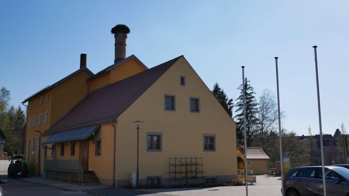 Das historische Kommunbrauhaus und der Storchenhorst prägen das Ortsbild von Eslarn. Foto: Karl Ziegler