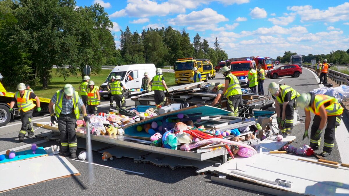 Unfall auf A93 bei Nabburg Teddys und Ballons auf Fahrbahn