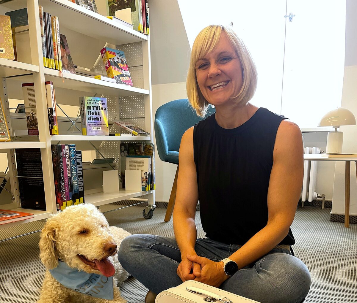Lesehund Fino unterstützt Kinder in der Stadtbibliothek Burglengenfeld