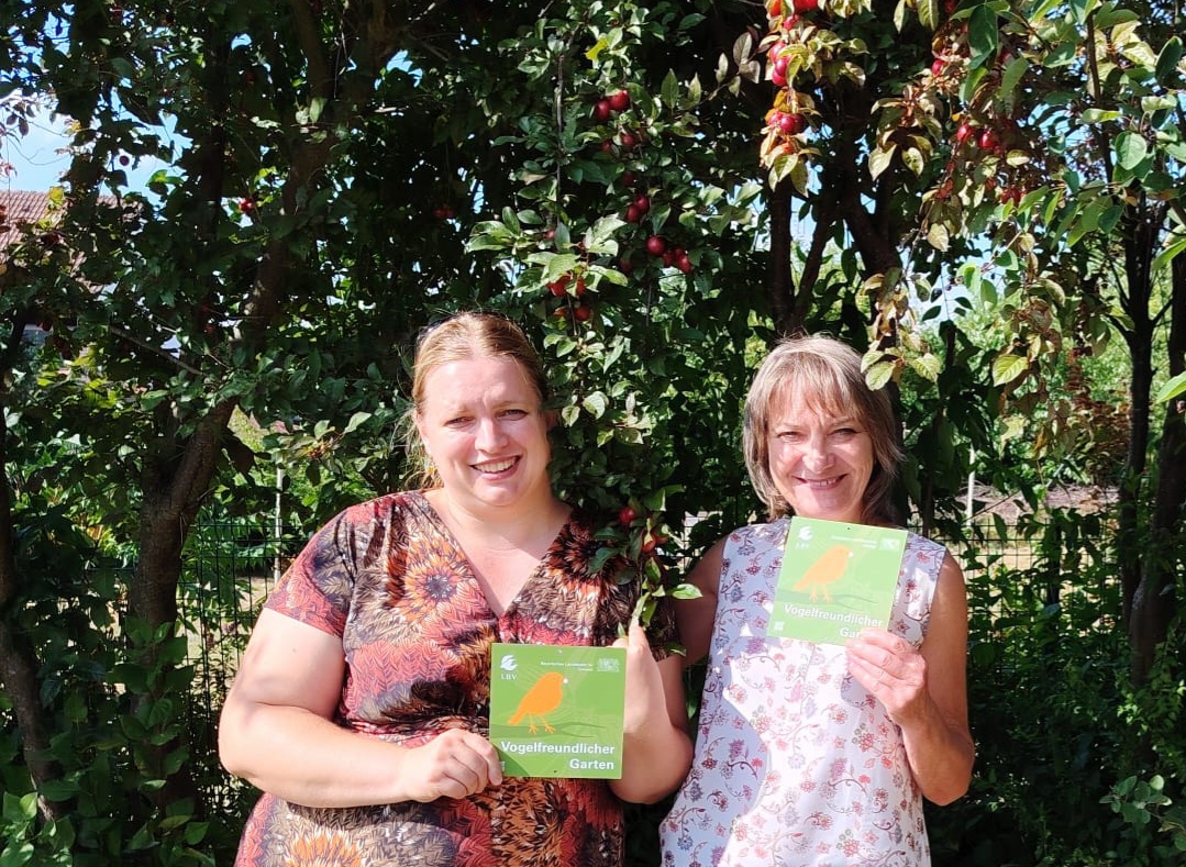 Michaela Hahn (li) und Rita Riedl. (re) freuen sich über ihre Plakette Vogelfreundlicher Garten. Foto: Michaela Hahn