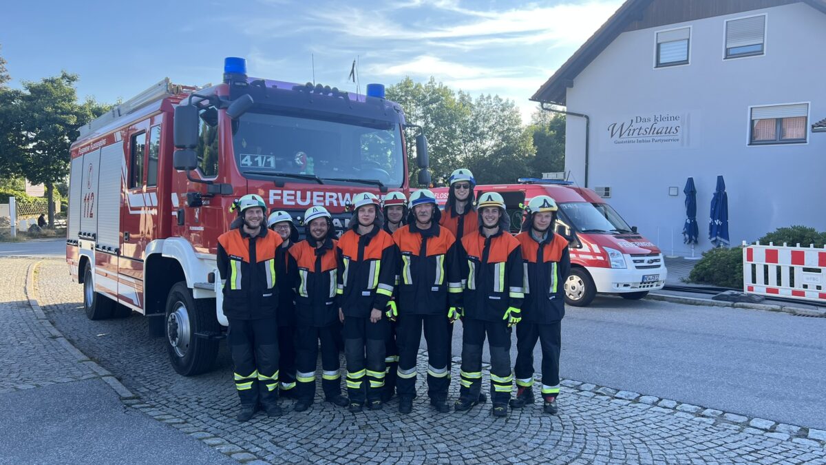 Leistungsprüfung „Gruppe im Löscheinsatz“ der Feuerwehr Flossenbürg mit den Stufen Silber, Gold, Gold-Blau und Gold-Rot. Foto: Elia Stahl