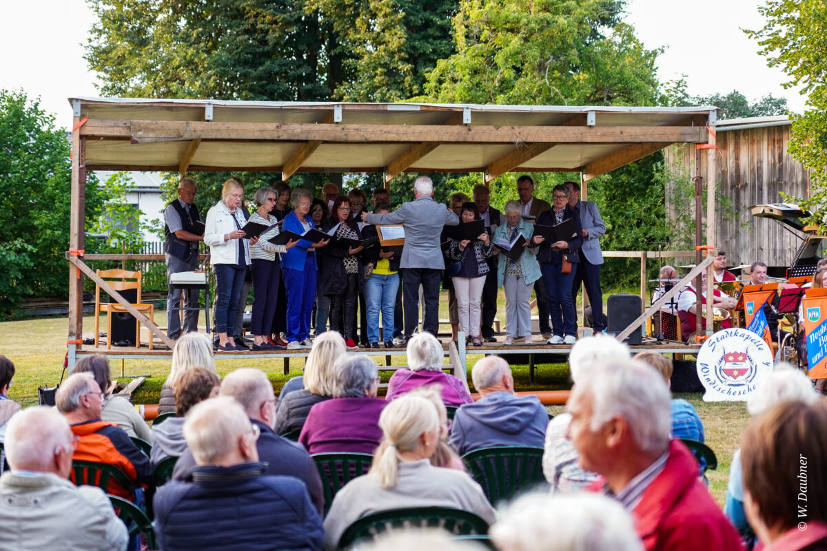 Heimische Chöre und Blaskapellen begeistern Windischeschenbach. Foto: Karlheinz Budnik