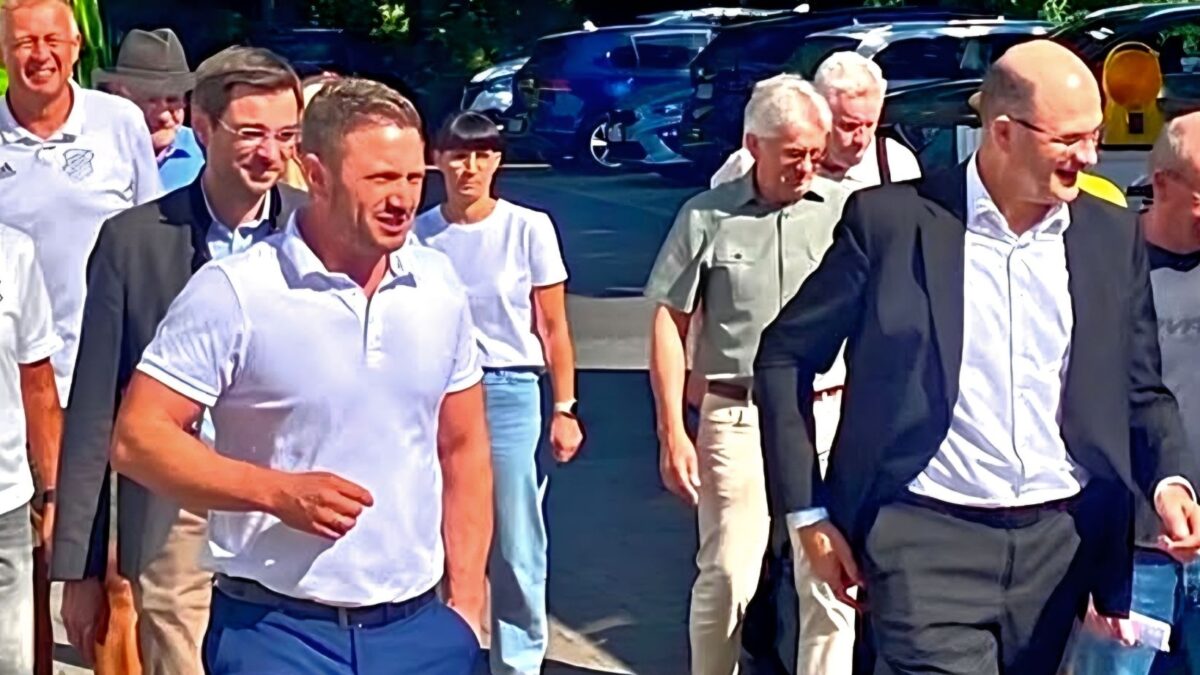 Staatsminister Albert Füracker lobt Schirmitz und stellt sich den Fragen der Bürger