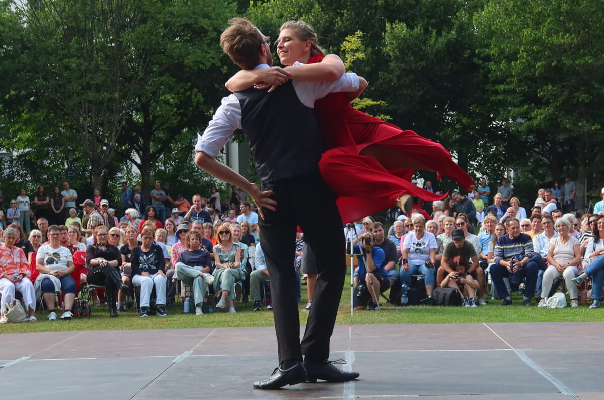 Tanzsport begeistert Hunderte bei Sommerserenade im Max-Reger-Park