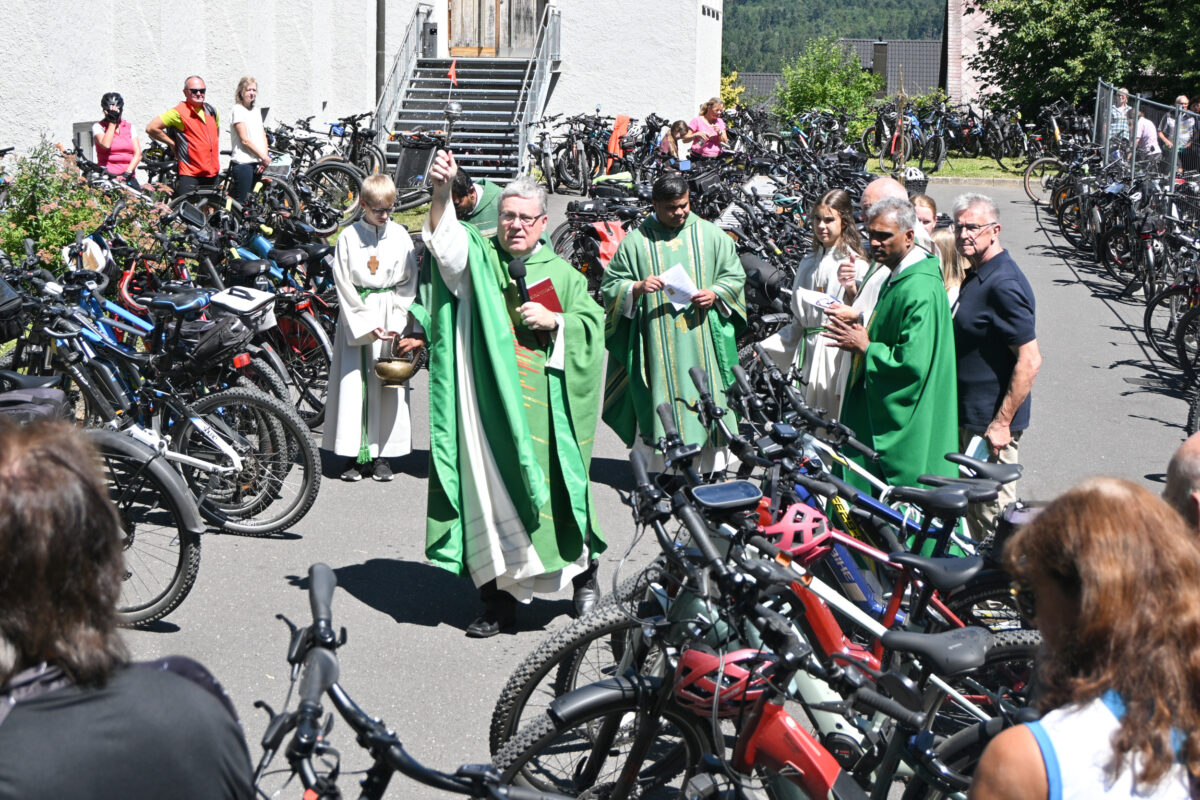 Stern-Radwallfahrt führt Hunderte Gläubige nach Fuchsmühl