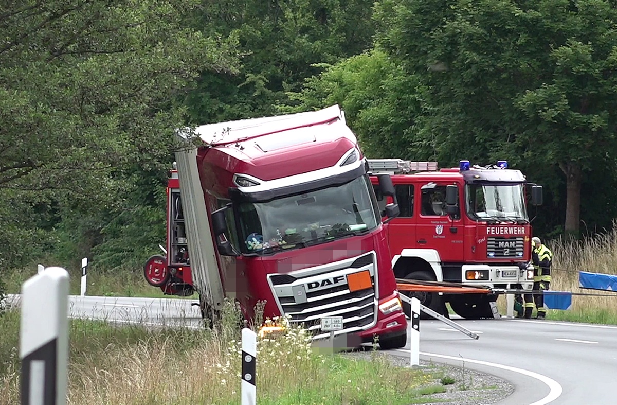Gefahrgut-Lkw in Graben geraten: Bundesstraße 299 stundenlang gesperrt