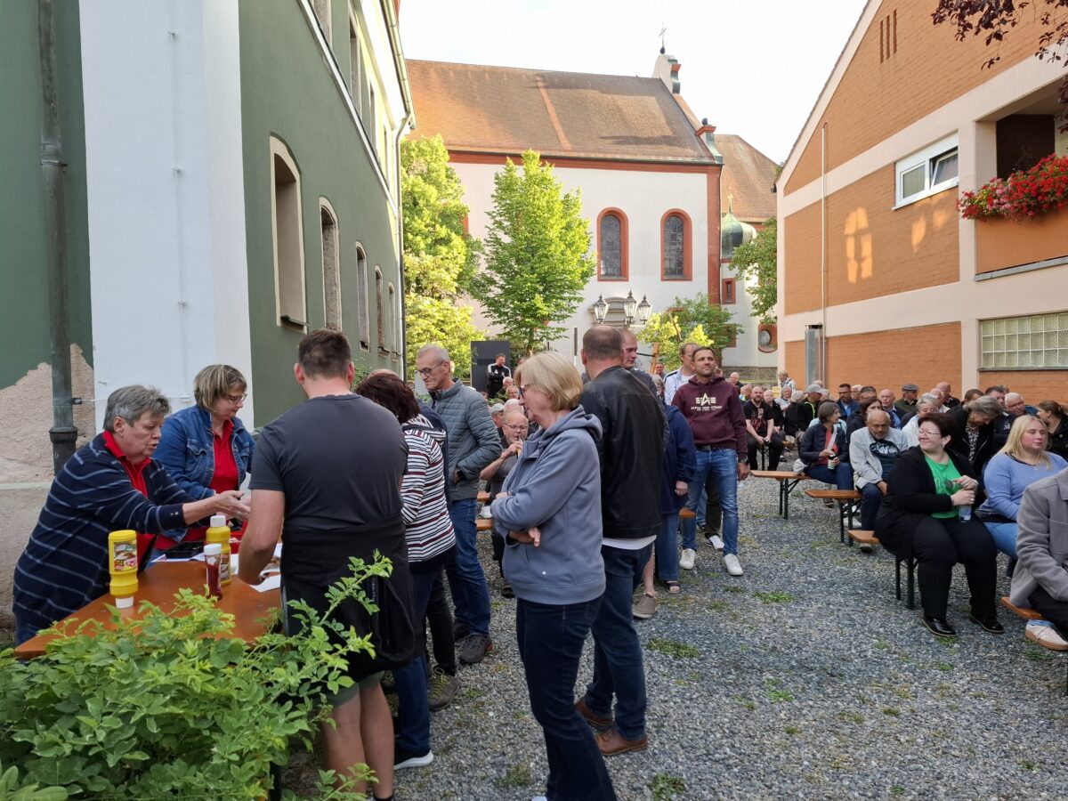 Die SPD-Mitglieder versorgten die Gäste mit Getränken und Bratwurstsemmeln. Foto: Karl Ziegler