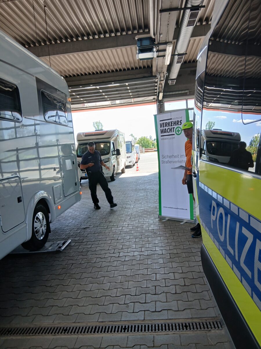 Kurzzeitiges Anstellen war notwendig für die Verwiegeaktion mit der Verkehrspolizei. Foto: Georg Hüttner