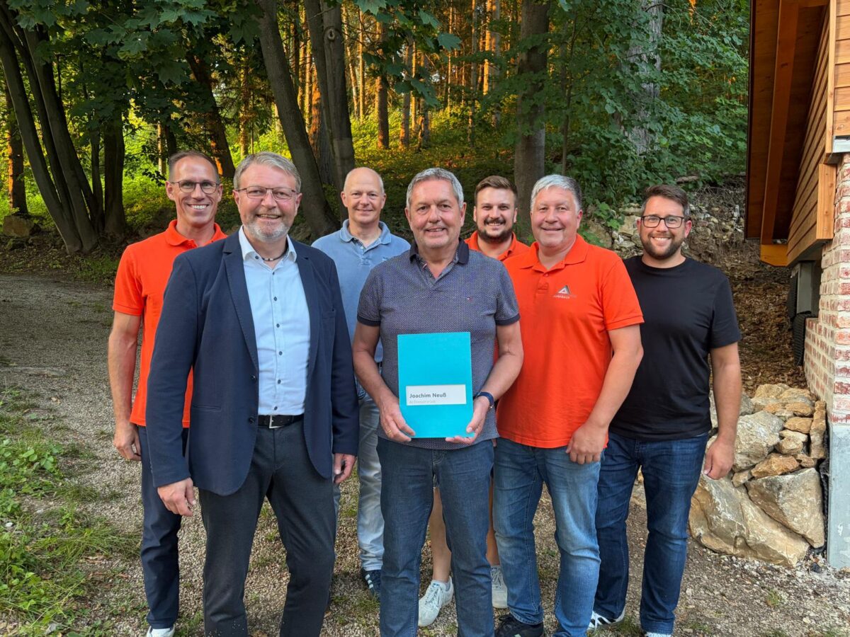 Goldene Ehrennadel für Joachim Neuß in Auerbach