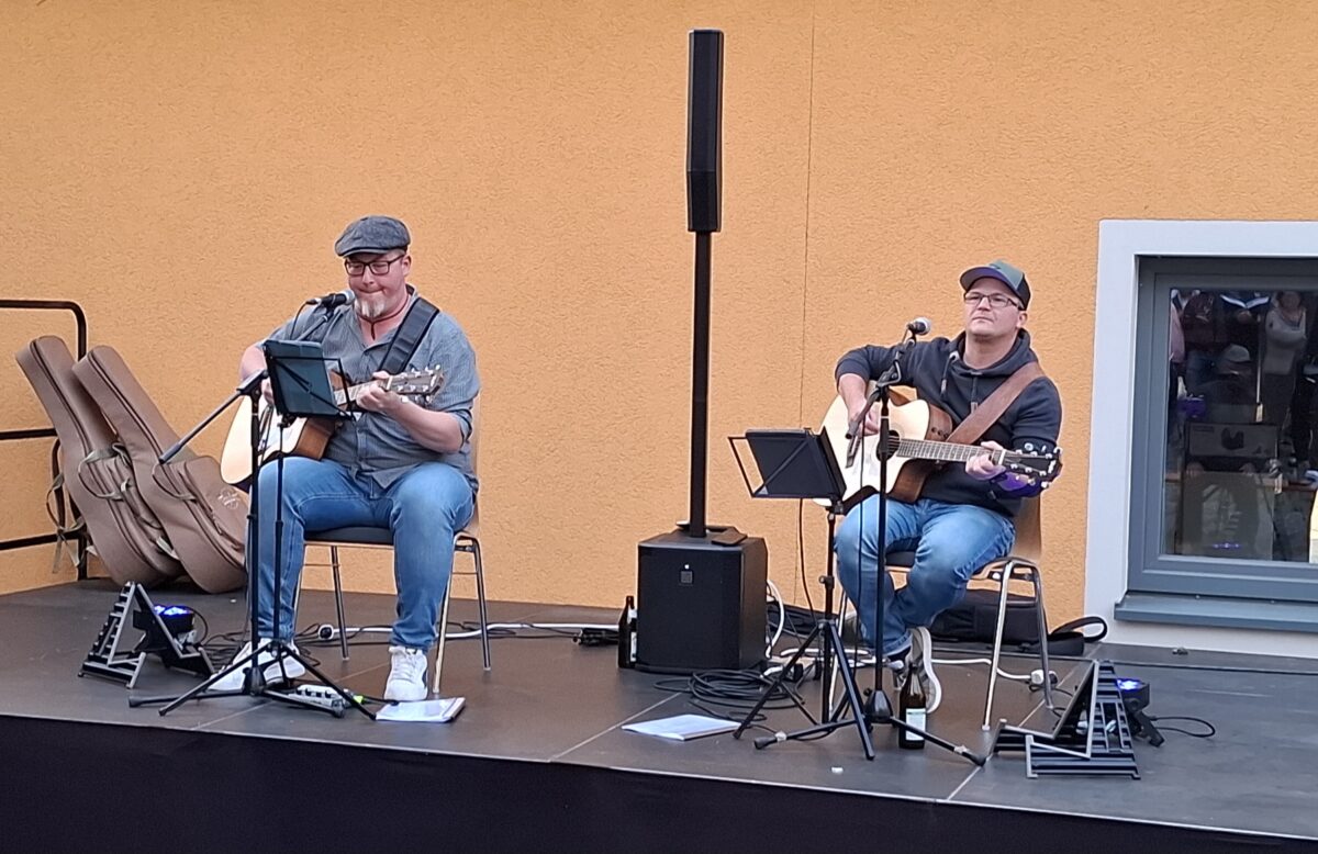 Für die musikalische Unterhaltung sorgte das Akustik-Duo „D'Hans und I“ mit den beiden Vollblutmusikern Johannes Hochwart und Christian Schmucker. Foto: Karl Ziegler