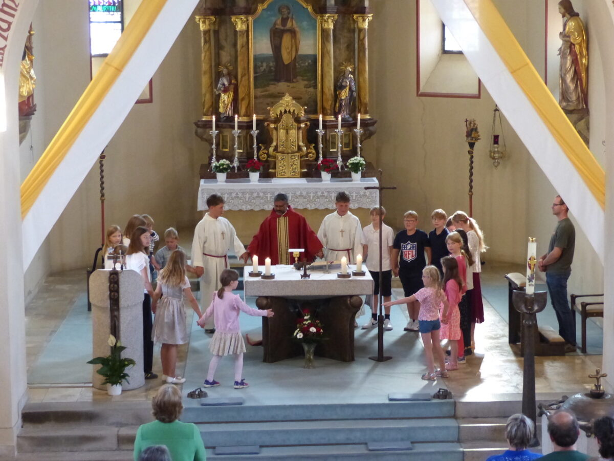 Kinder gestalten Pilgermesse in Döllnitz