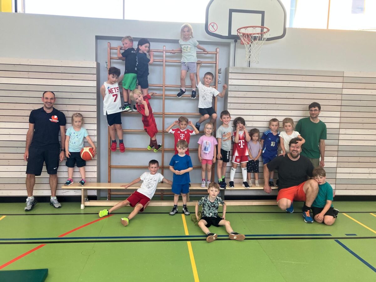 Die Kinder der DJK-Ballschule mit ihren Trainern zum Abschluss des ersten Ballschuljahres. Foto: Martin Merkl