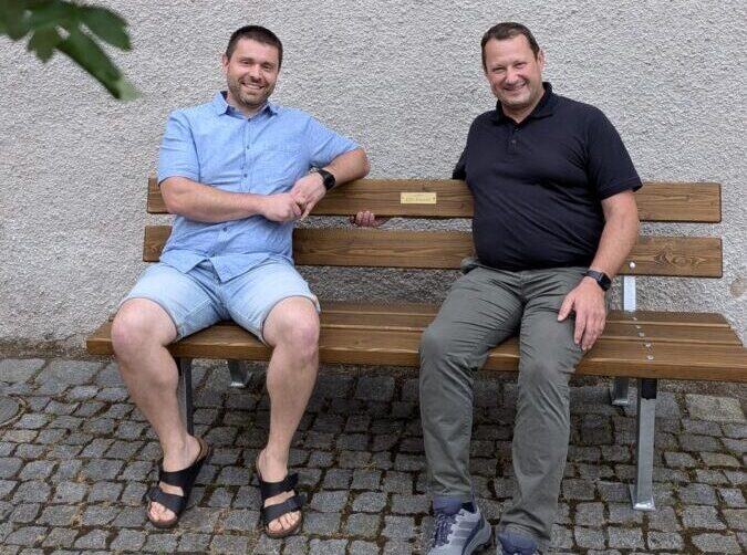 CSU erneuert Sitzbank vor der Kirche in Pressath