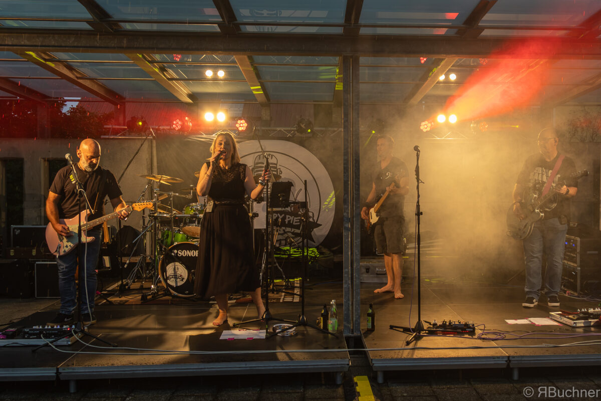 Dry Cherry Pie trotzt Gewitter bei Sommerserenade in Altenstadt