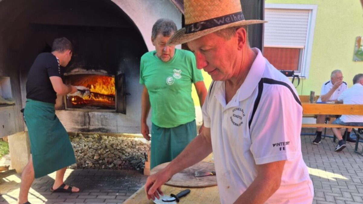 Eichelbachschützen verwöhnen Gäste beim Pizzaabend in Weihern