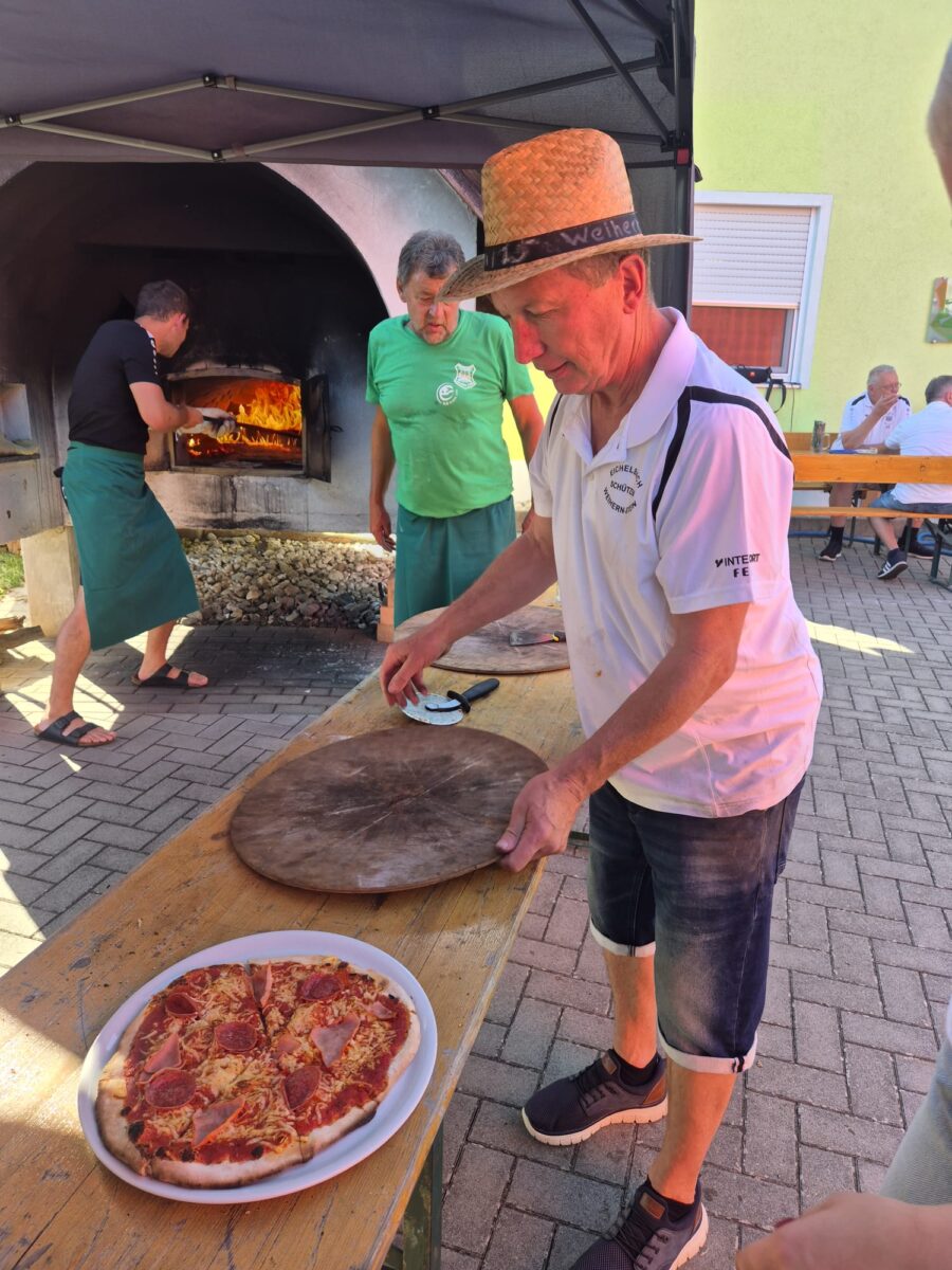 Den heisesten Job hatten Matthias Reis und Gerhard Meindl am Ofen, daneben Pizzaschneider Hans Schlosser . Foto: Hans Schlosser