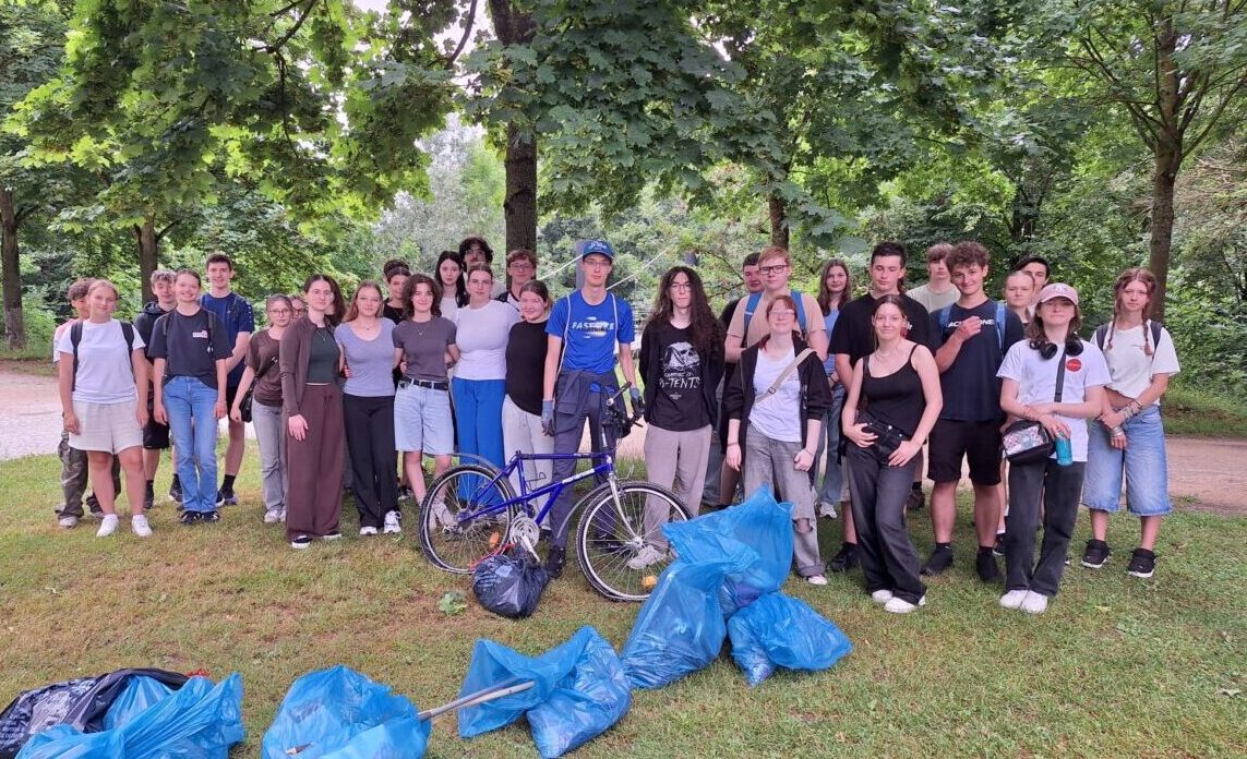 Engagierte Schüler säubern Landesgartenschaugelände und Kräuterwiese in Amberg
