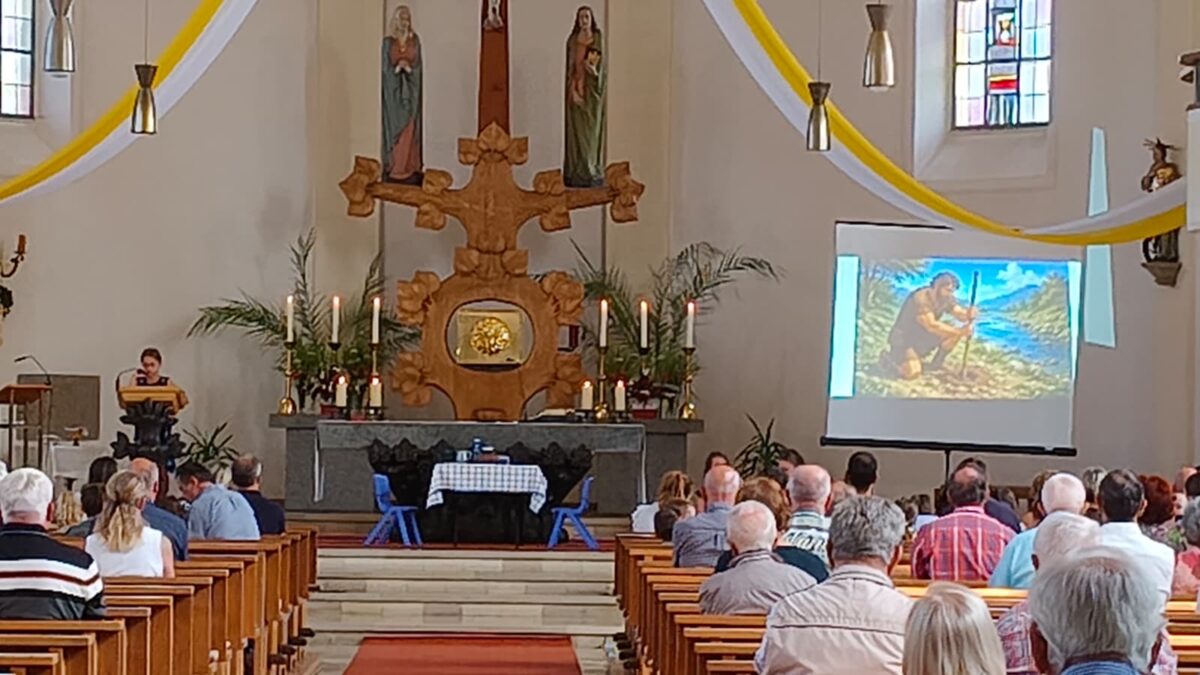 Familiengottesdienst ehrt Christophorus und segnet Fahrzeuge