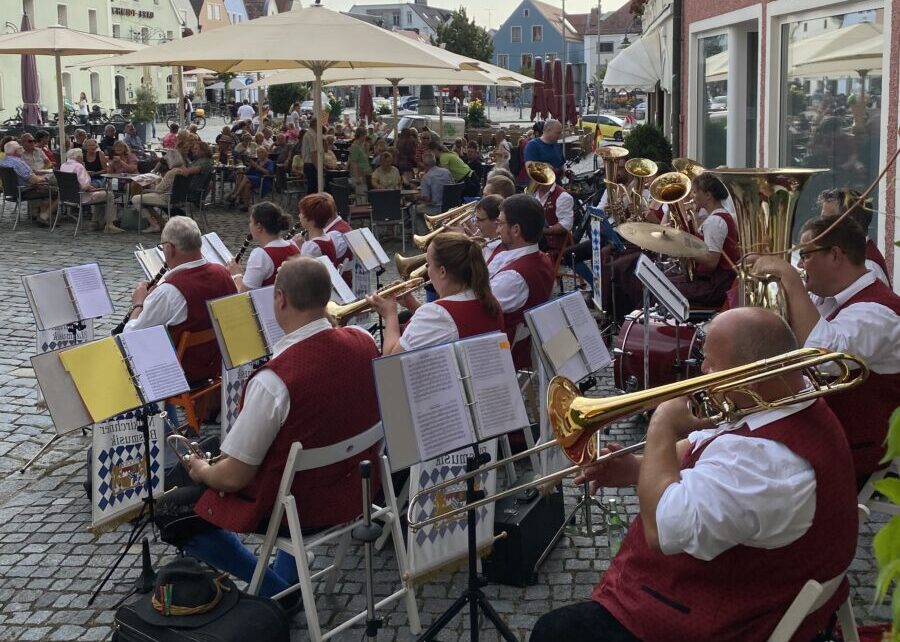 Feierabend Klänge beleben den oberen Marktplatz in Schwandorf