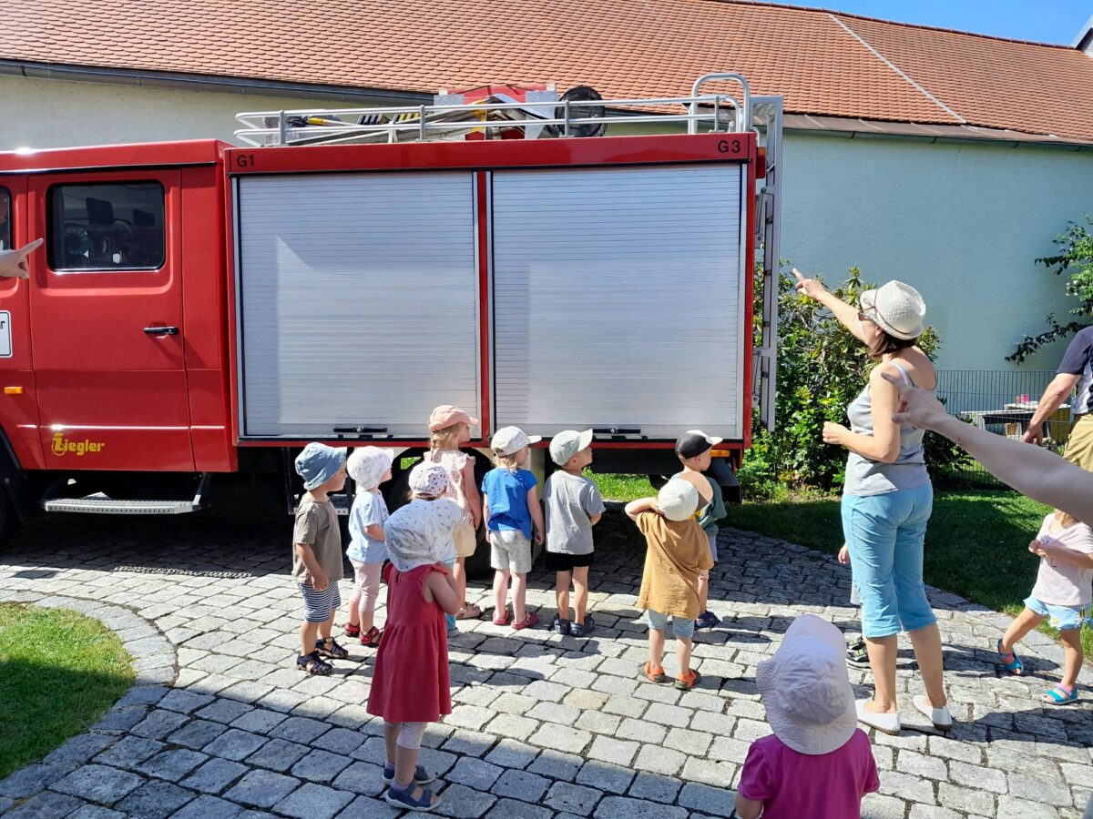 Feuerwehr begeistert Waldnaabzwerge in Falkenberg