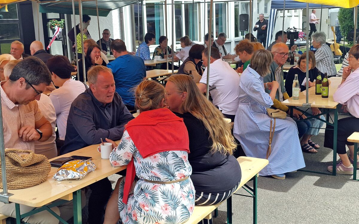 Gemeinde feiert 50-jähriges Jubiläum der Martin-Luther-Kirche in Neustadt