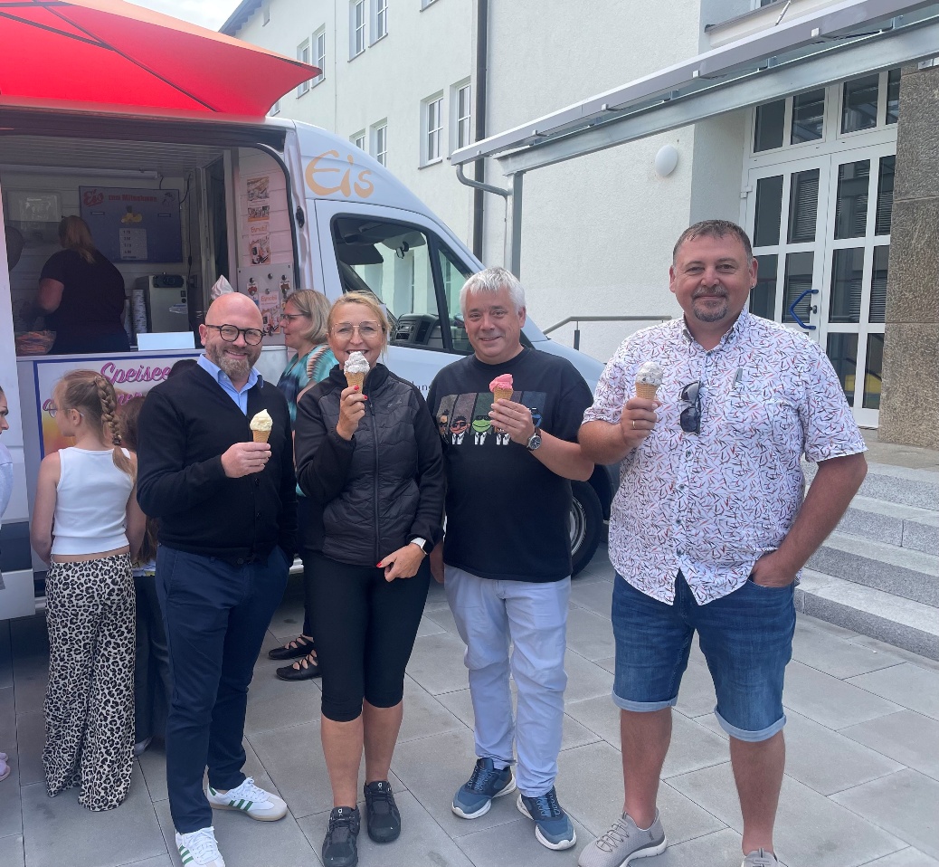 Grundschule feiert 50 Jahre mit Eis für alle in Neustadt