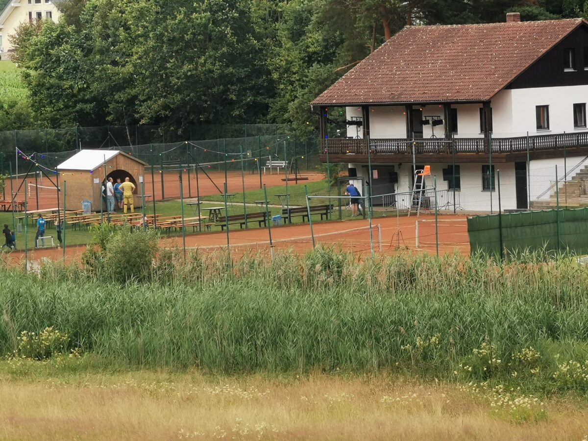 Geschicklichkeitsspiele mit der gelben Filzkugel