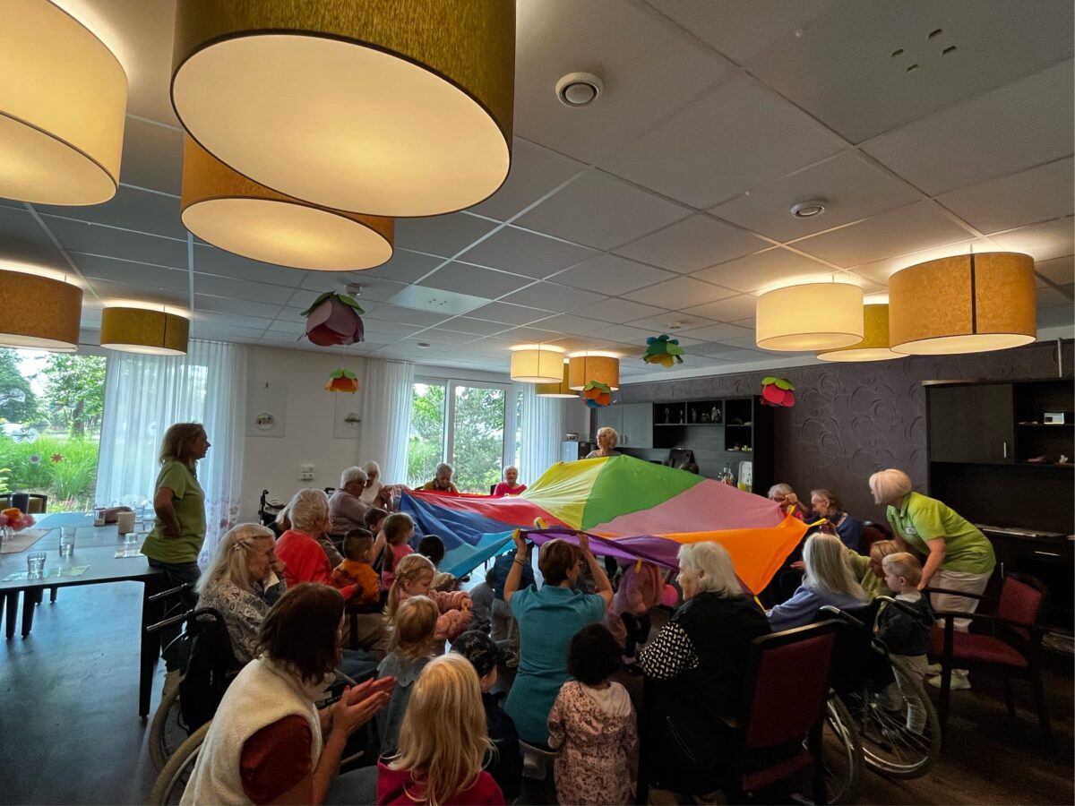 Kinderkrippe Claudiweg besucht Senioren in Amberg