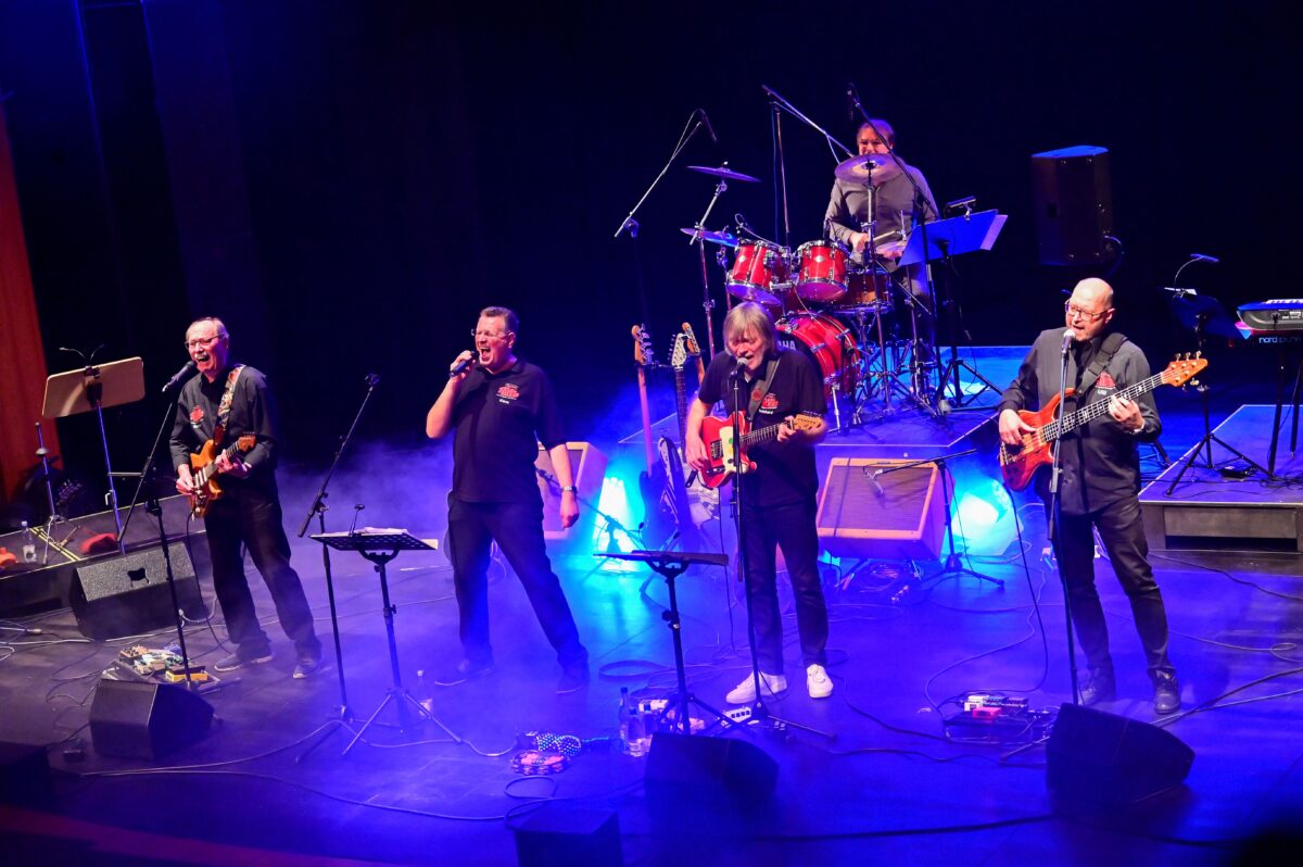 Kultband Fellow Rovers befeuert Kirwa in Raumetengrün