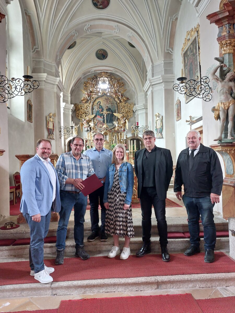 Landkreis Tirschenreuth unterstützt Pfarrkirche in Leonberg mit 1.000 Euro