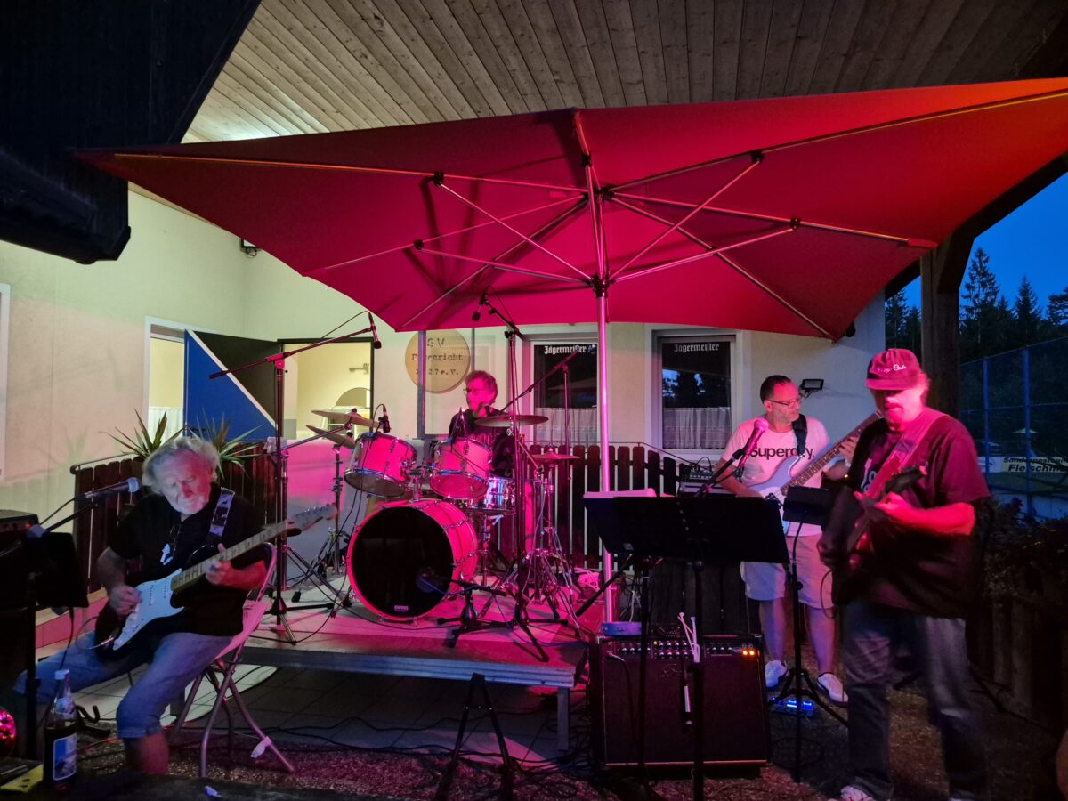 "Live am Sportplatz" begeistert Etzenricht mit Rocknacht