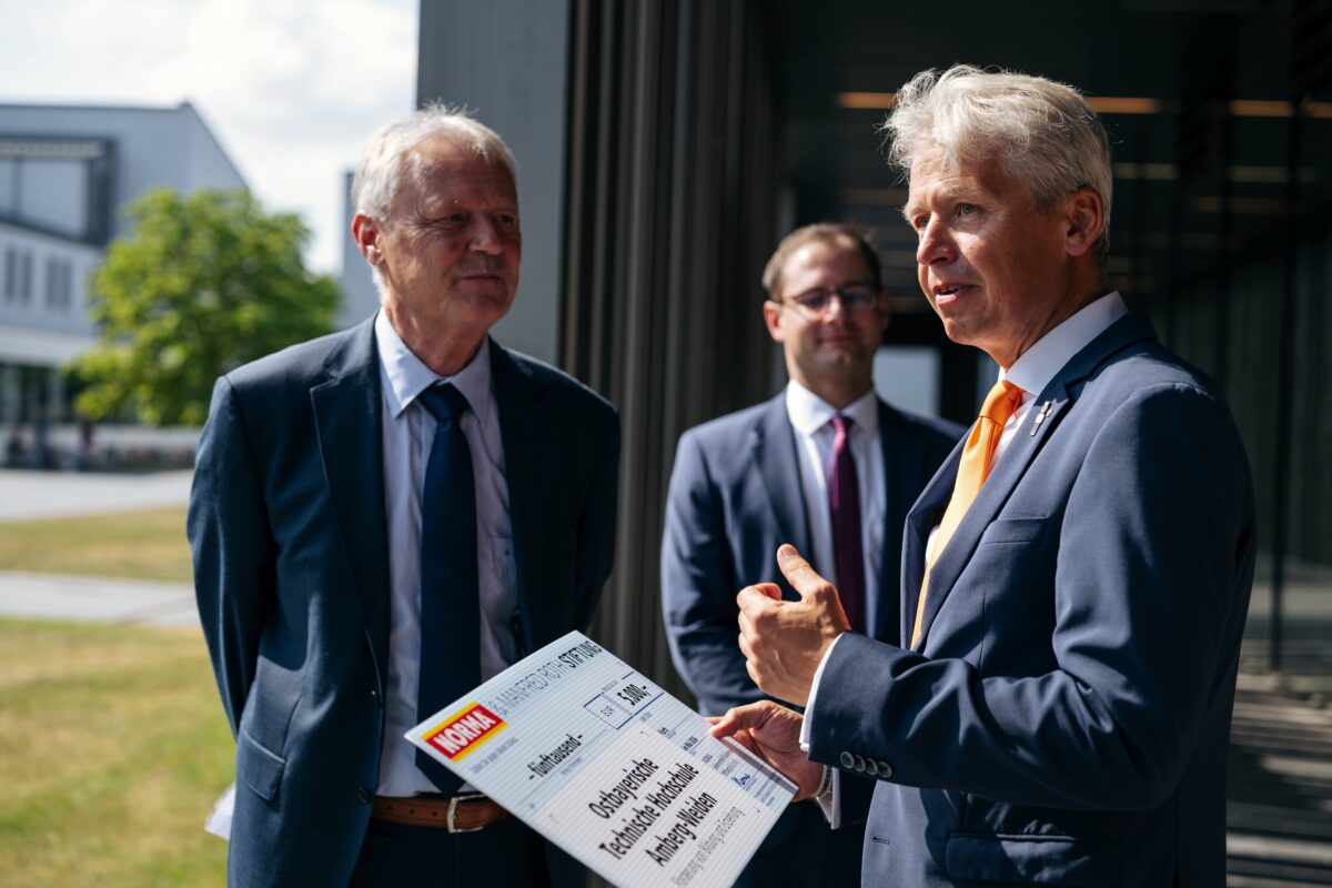 Manfred-Roth-Stiftung unterstützt erneut duales Studium in Weiden mit 5.000 Euro