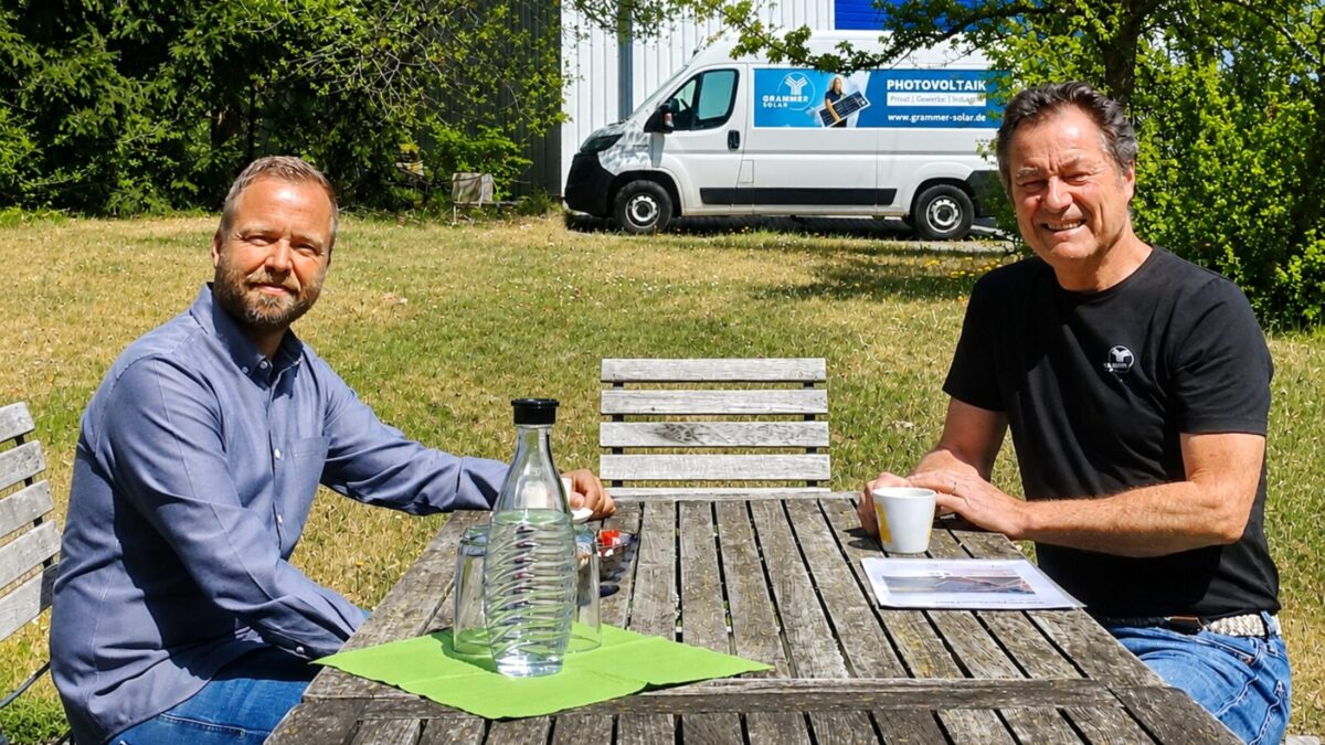 Bernhard Heinisch (links) mit Siegfried Schröpf (rechts) bei Grammer Solar in Amberg. Foto: Grammer Solar