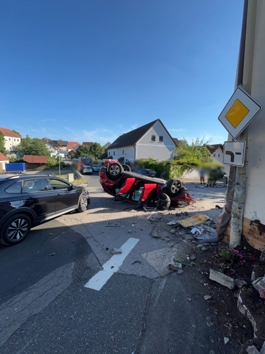 Mercedes überschlägt sich bei Holnstein und verursacht 85.000€ Schaden
