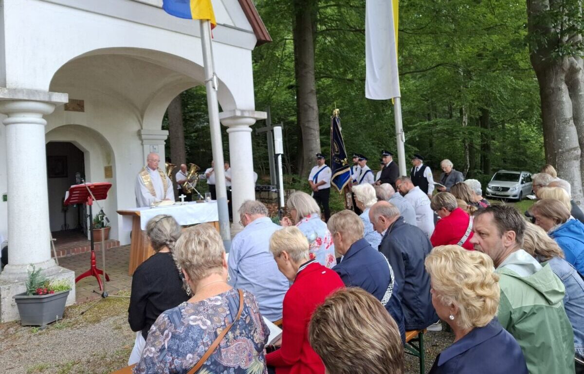 Messfeier an der Goldbergkapelle erinnert an Heimat und Versöhnung in Eslarn