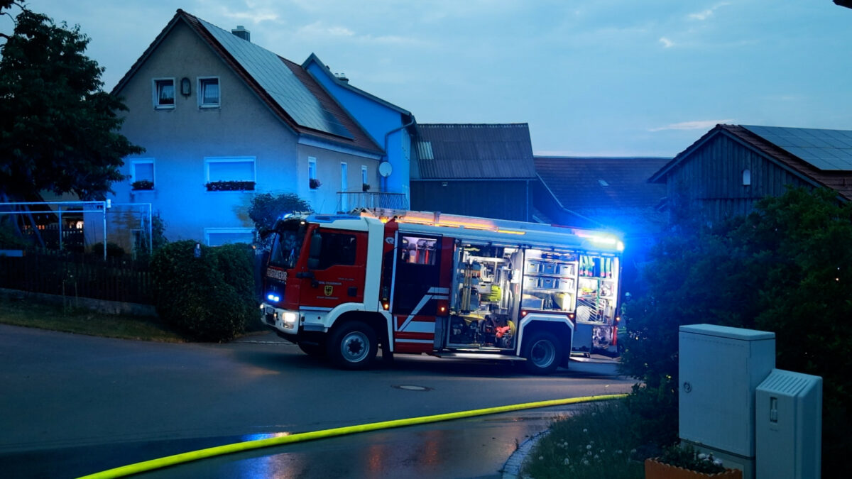 Nachbarn und Feuerwehr stoppen Hofbrand in Hauxdorf