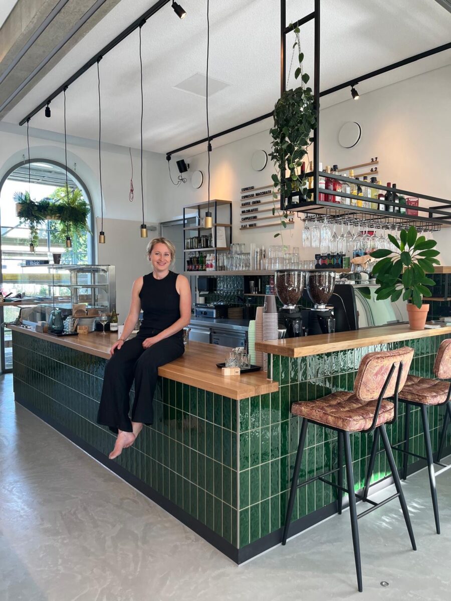 Neues Café "Bahn&amp;Bohne" belebt Kulturbahnhof in Wiesau